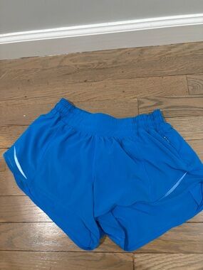 Lululemon pool side blue 2.5 in hotty hots
Size: 4
IN GREAT CONDITION
